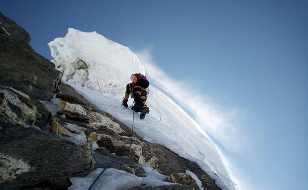 Bestelako igoerak Ama Dablam mendian