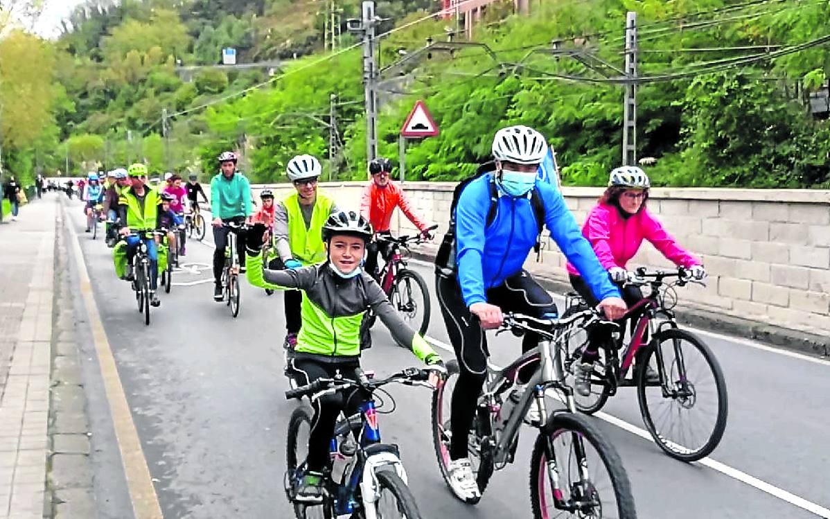 Una marcha ciclista reclama un bidegorri que una Bilbao y Galdakao