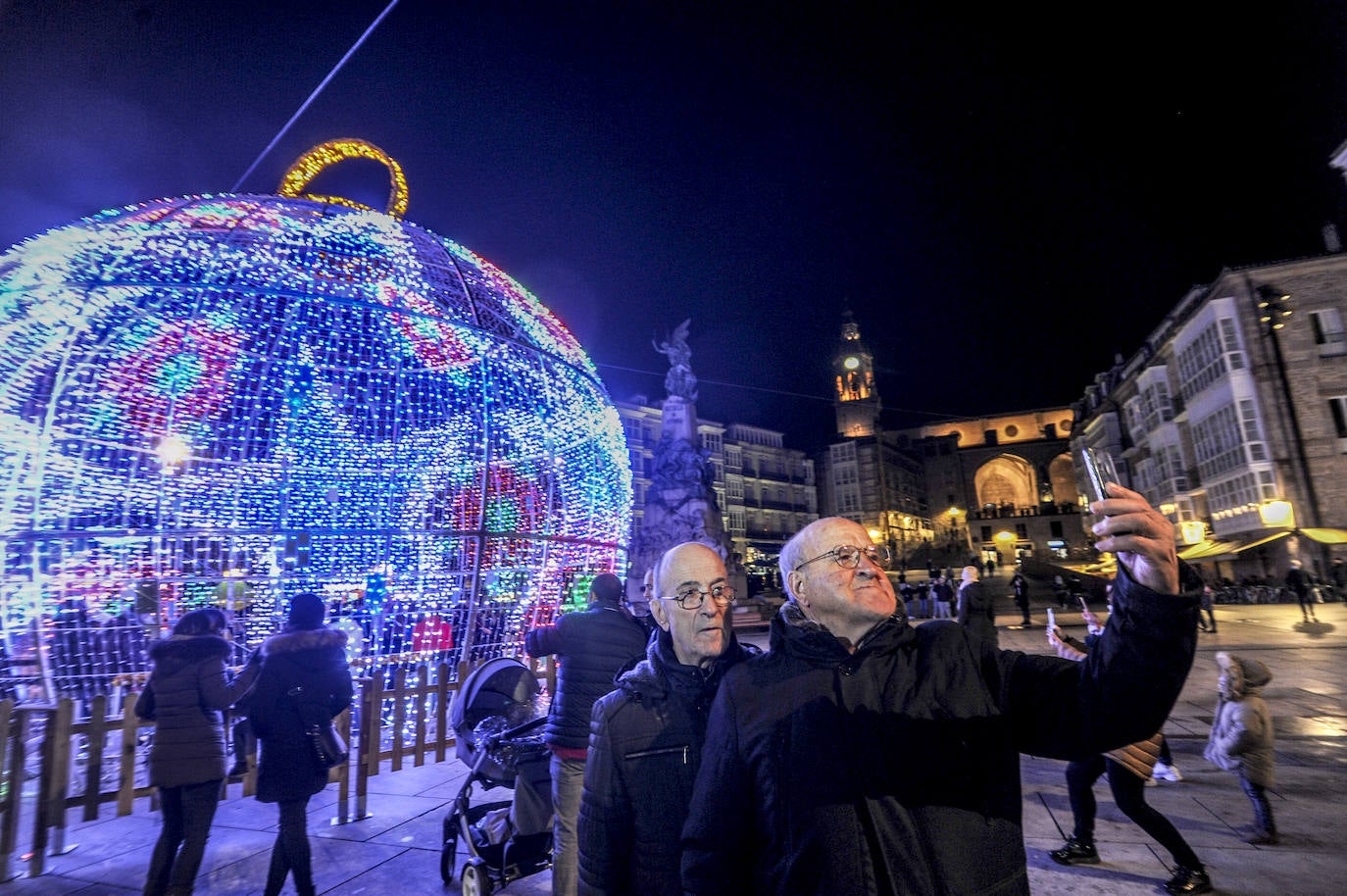 Así luce el alumbrado navideño en Vitoria