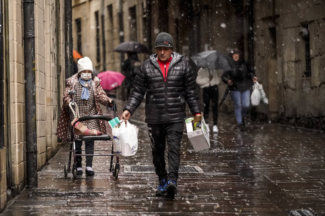 La nieve deja su tarjeta de visita en Vitoria y otros puntos de Álava