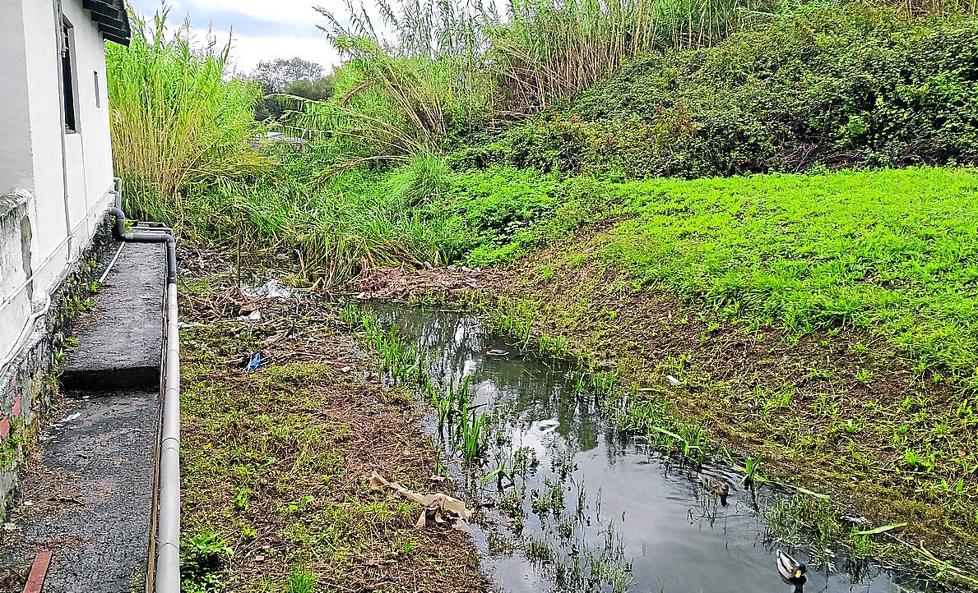 Vecinos del Gobela denuncian un 'punto negro' de contaminación en un polígono