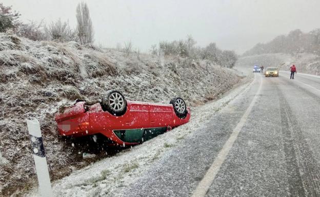 Tres vehículos se salen de la calzada y vuelcan en sendos accidentes de tráfico en Álava