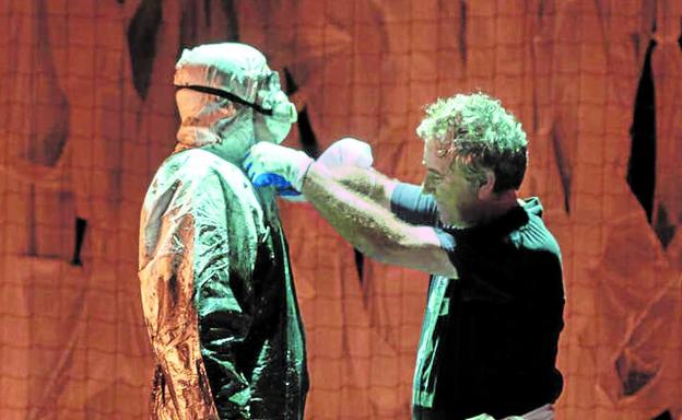 El teatro recuerda el 'Prestige' y lo conecta con la crisis climática