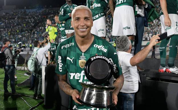 Deyverson da el título de la Libertadores al Palmeiras y simula una agresión del árbitro