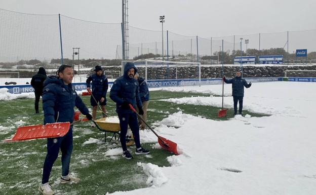 El Alavés, pala en mano para retirar la nieve en la Ciudad Deportiva José Luis Compañón