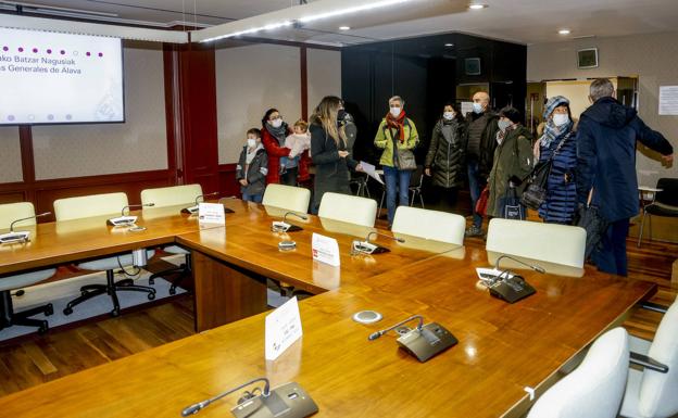 Las Juntas Generales abren sus puertas sin rendijas para el virus