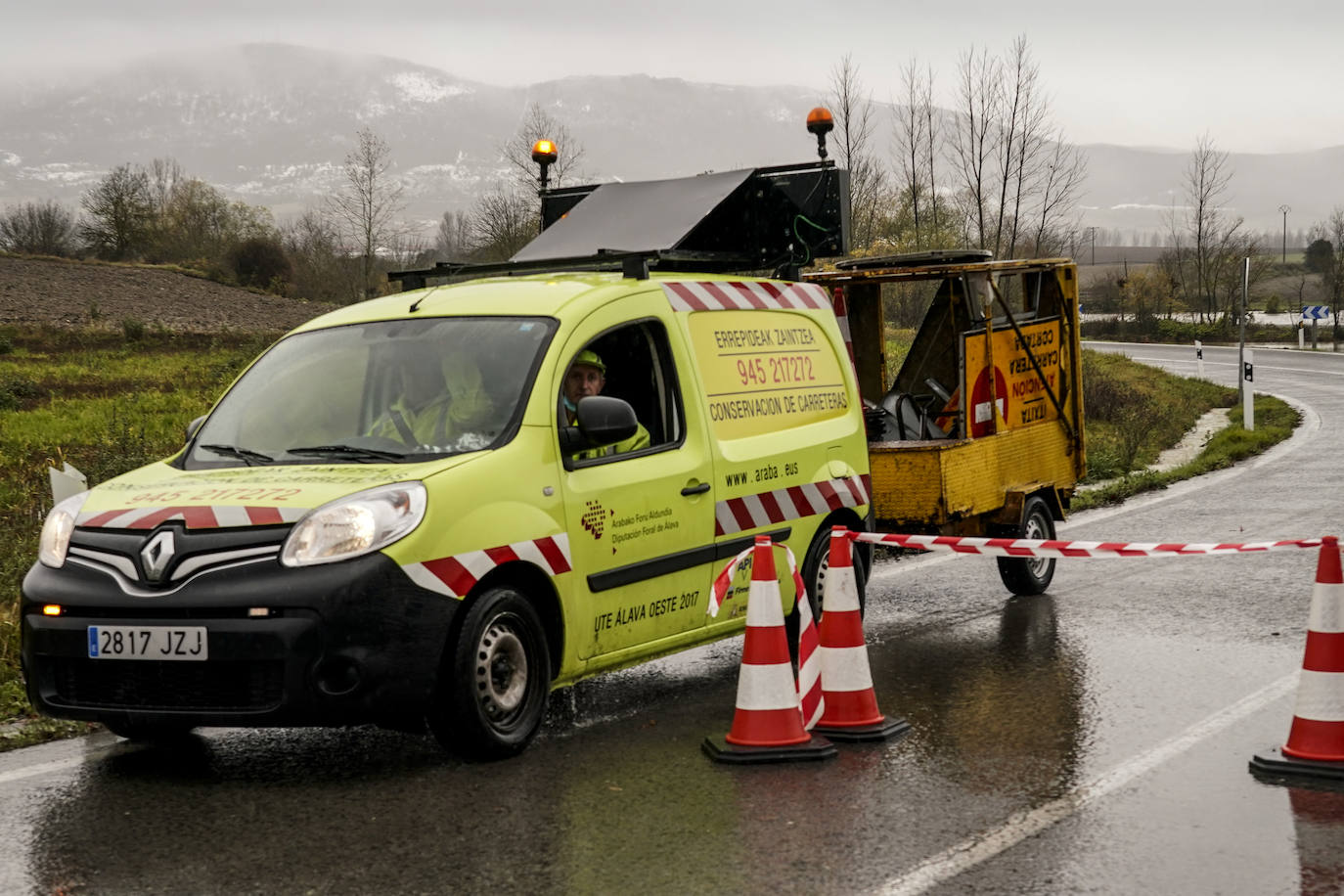 El deshielo y las balsas de agua cortan carreteras en Álava y dejan sin colegio a niños de Valdegovía