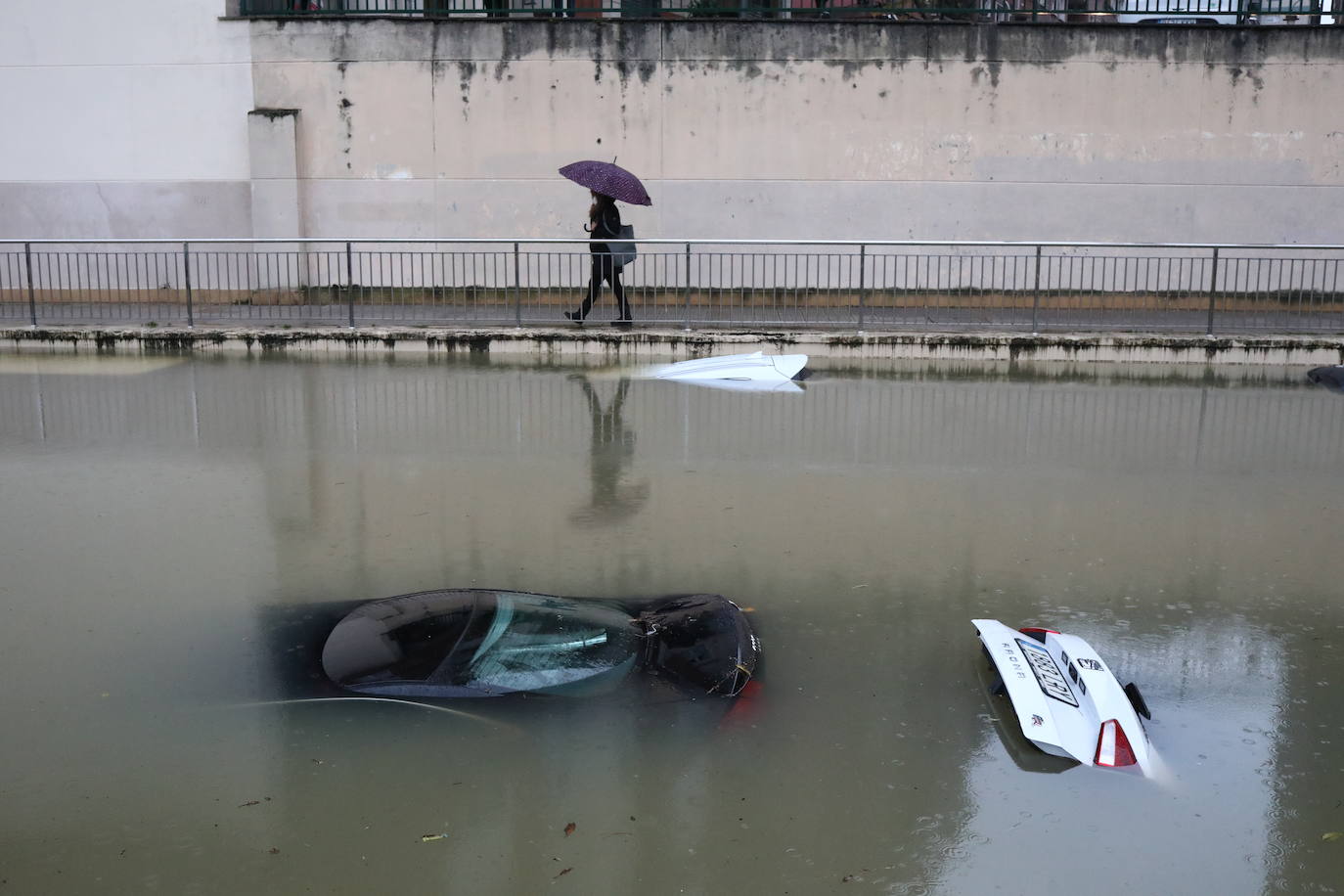 Coches cubiertos por el agua, paseos inundados, calles embarradas... Las imágenes que nos está dejando el temporal en Bizkaia