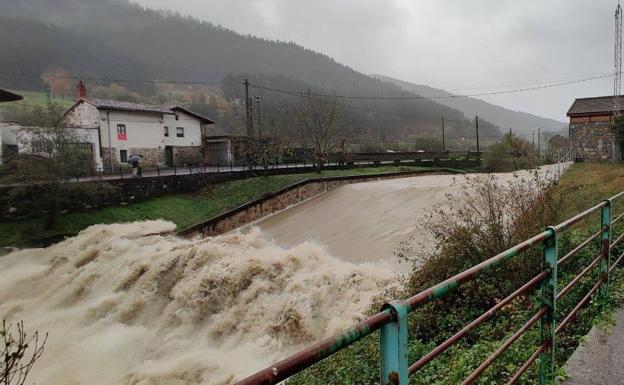 Aparcamientos desalojados y balsas de agua en Ayala