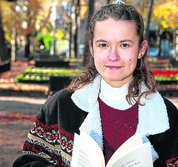 «Ez dut inolako leziorik eman nahi, sentitzen dudana kanporatzeko bide bat da poesia»