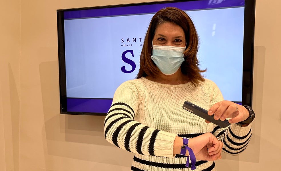 Santurtzi reparte pulseras identificativas a los niños para casos de extravío