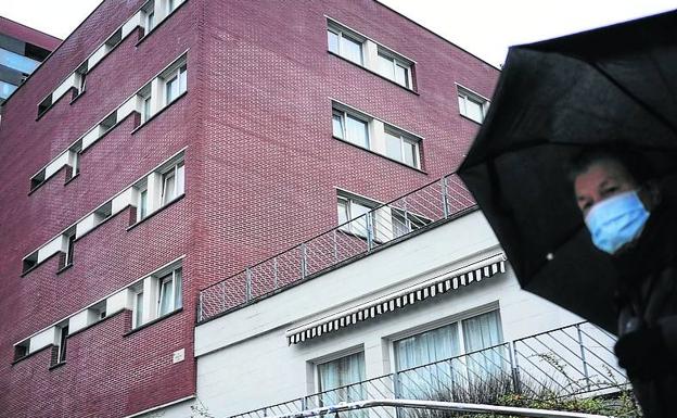 Un fallecido y una veintena de contagios en el brote de coronavirus en una residencia de Ermua