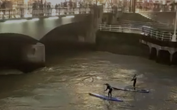 Dos aficionados al paddle surf desafían al Nervión embravecido