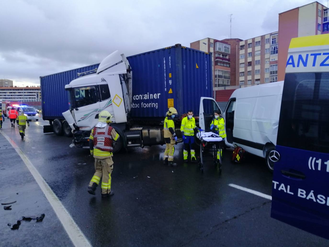 Un accidente en la A-8 a la altura del Max Center provoca tres horas de retenciones en el Txorierri
