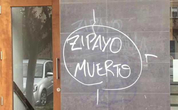 Amenazan de muerte en Vitoria a un ertzaina jubilado con una pintada en el portal de su casa