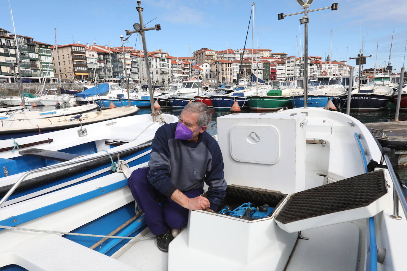 Liberan de barcos el puerto de Lekeitio para agilizar la instalación de nuevos pantalanes