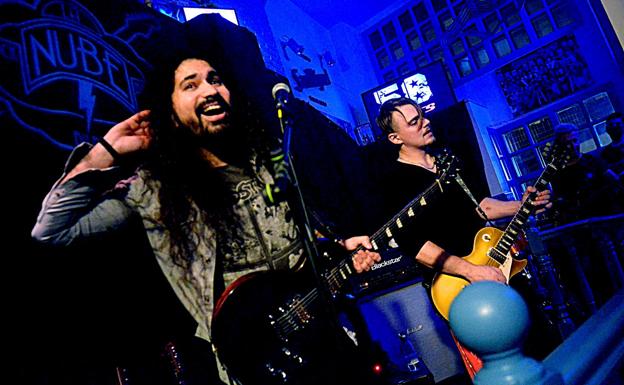 Rock de estadio con 58 Shots en el bar La Nube