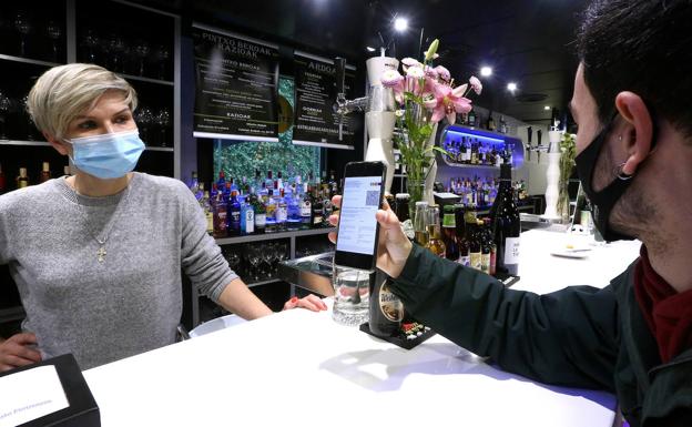 Hosteleros critican la aprobación del pase covid en vísperas del puente pero creen que «hay restricciones peores»