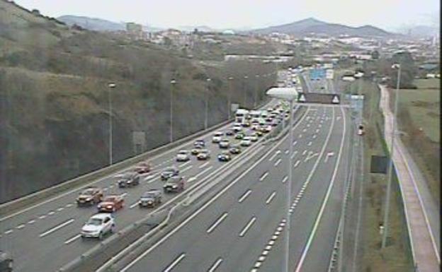 Normalidad en la A-8 a la altura de Ugaldebieta tras un accidente múltiple