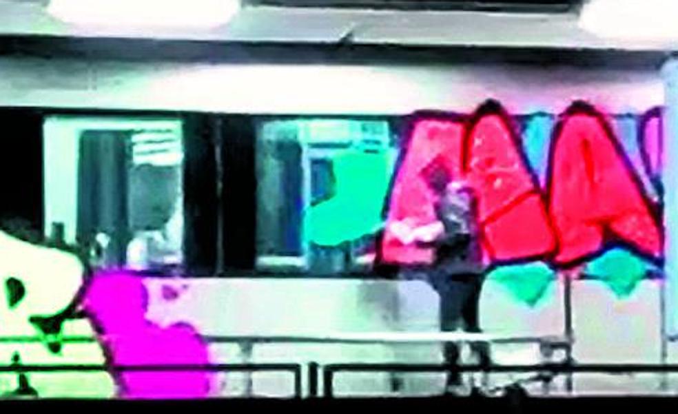 Una banda de grafiteros aborda una unidad del metro en Getxo y la pintan en minutos
