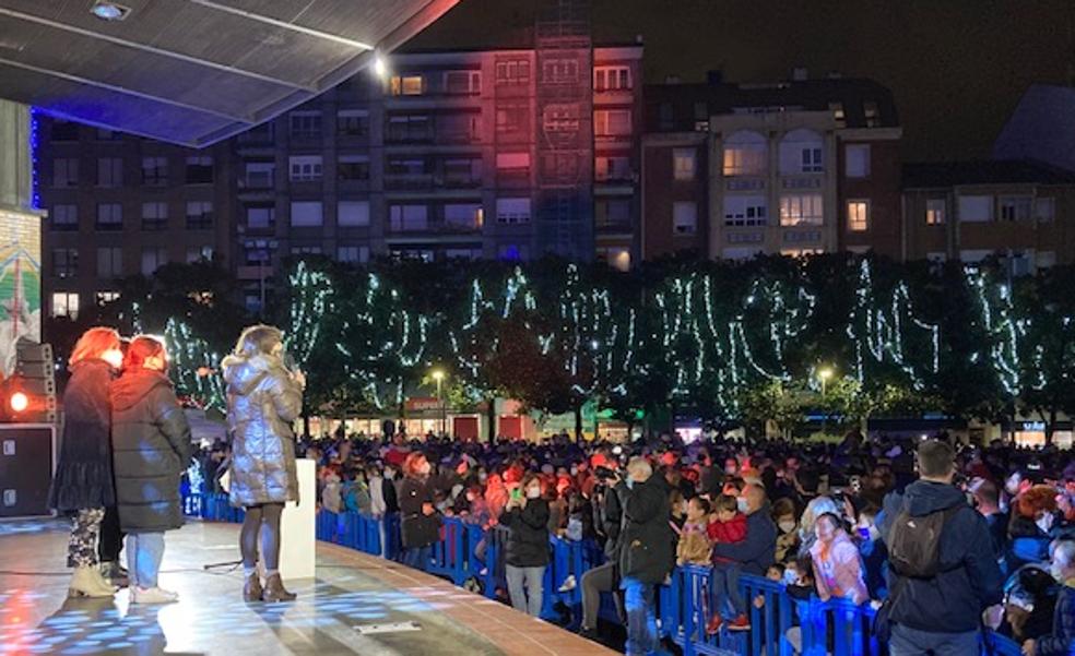 Barakaldo enciende su alumbrado navideño con una fiesta en la Herriko Plaza