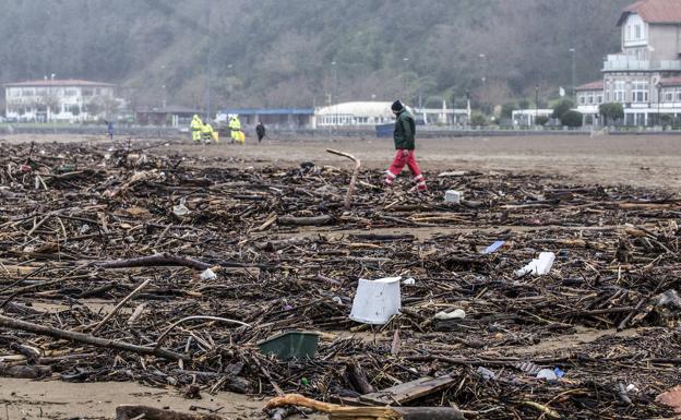 El temporal llena las playas vizcaínas del plástico que «devuelve» el mar