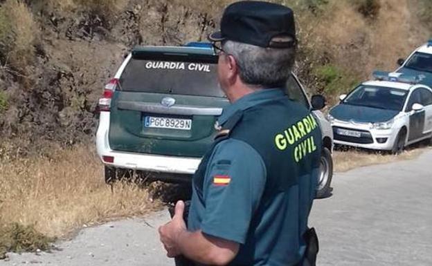 Un cadáver tiroteado, un plástico y un hoyo excavado en la parcela