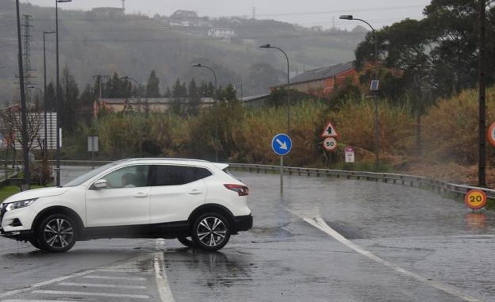 Las fuertes lluvias de esta noche dejan una carretera cortada en Asua por balsas de agua