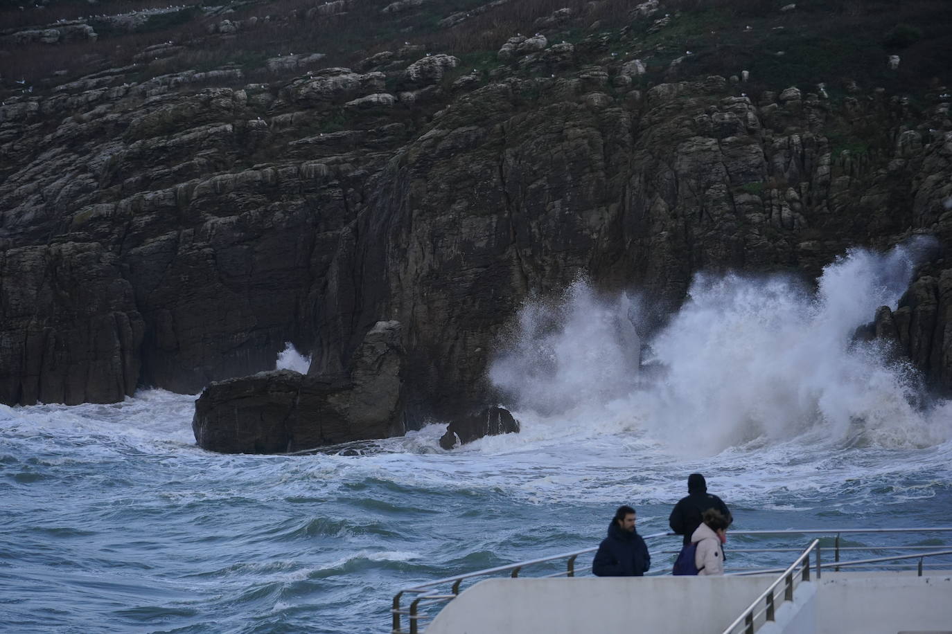 Grandes olas, fuerte viento, frío y mucha lluvia este domingo de puente en Bizkaia