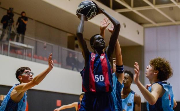 El Baskonia pierde en su debut pese a los 31 puntos y 30 rebotes de Abraham Bol