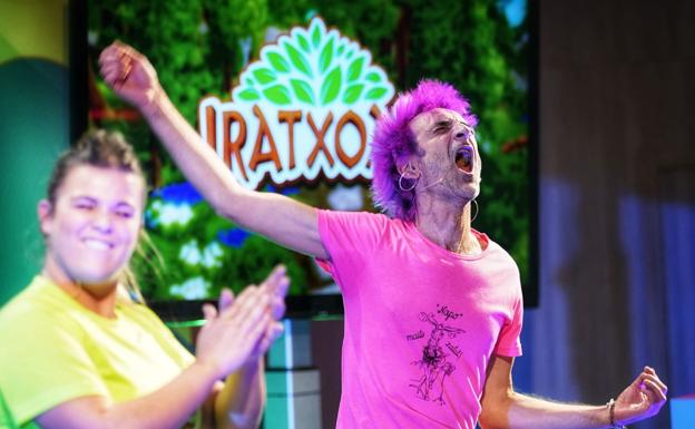 El cantante de Txapelpunk da un giro radical a su carrera y emprende un viaje de regreso a la infancia