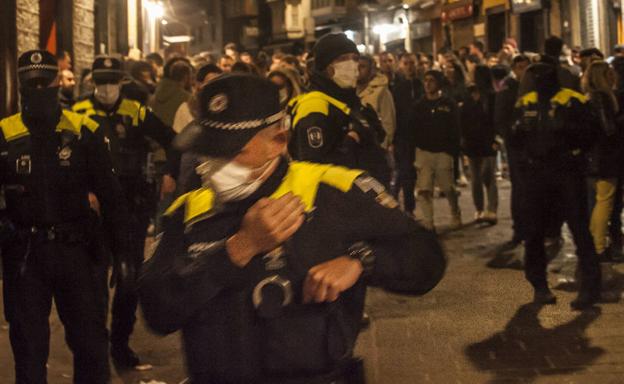 Detenido por agredir a los agentes que le salvan de ser linchado tras robar en una discoteca en Vitoria