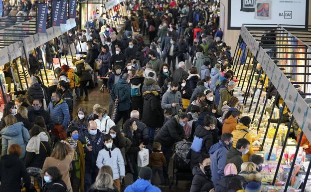 La Azoka vende también cerrada