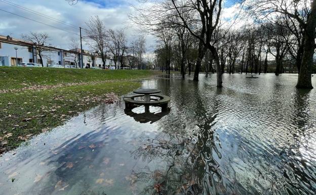 La crecida del Zadorra por las lluvias y el desembalse de Ullibarri provoca balsas en Vitoria