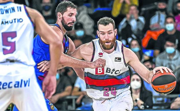 El retorno de Matt por el arco del triunfo