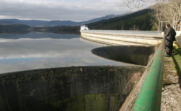 Los pantanos del Zadorra desembalsan para dejar sitio a otro frente de lluvia y frío