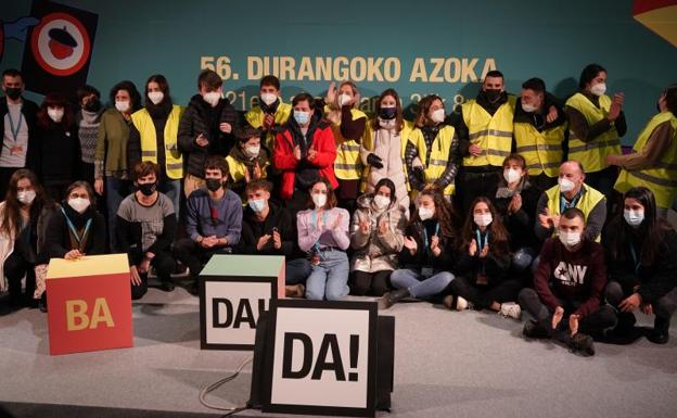 Hitzak eta irudiak uztartu dituen ikuskizunarekin agurtu da kulturaren plaza