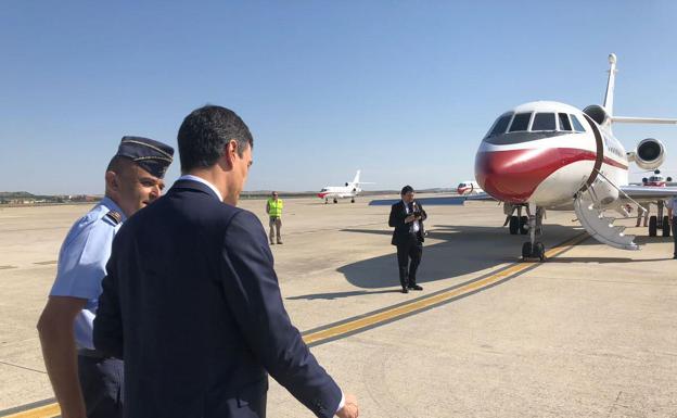 Sánchez se dirige a uno de los falcon del Ministerio de Defensa para un viaje oficial. /R. C.