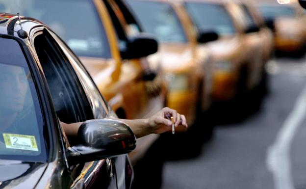 Sanidad quiere prohibir fumar en el coche y restringir el cigarrillo electrónico