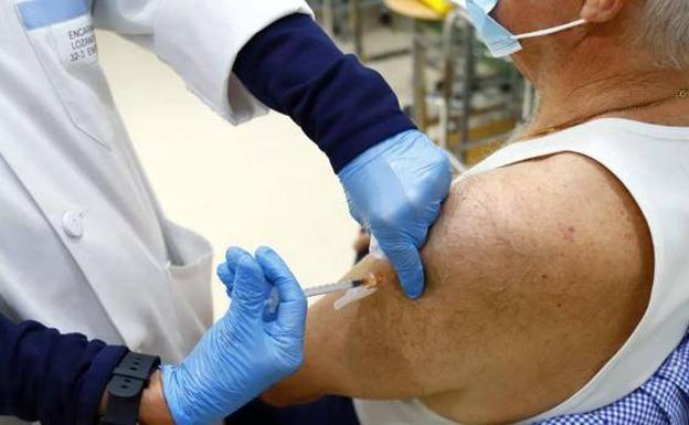 La vacuna de Pfizer «es eficaz» contra ómicron con el tercer pinchazo