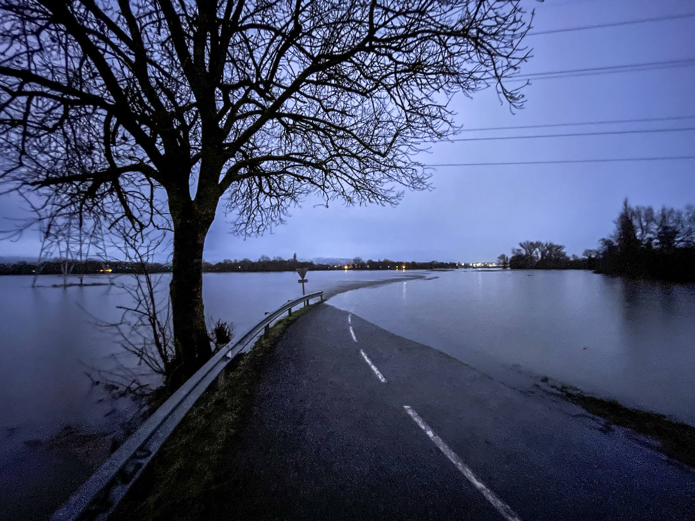 Álava, en alerta por la lluvia, la nieve y un Zadorra desbocado