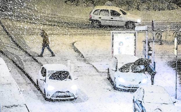 La nieve y la lluvia mantienen a Álava en alerta con el Zadorra desbocado