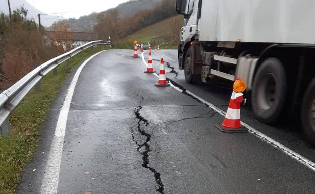 La lluvia provoca el deslizamiento de una carretera en Artziniega