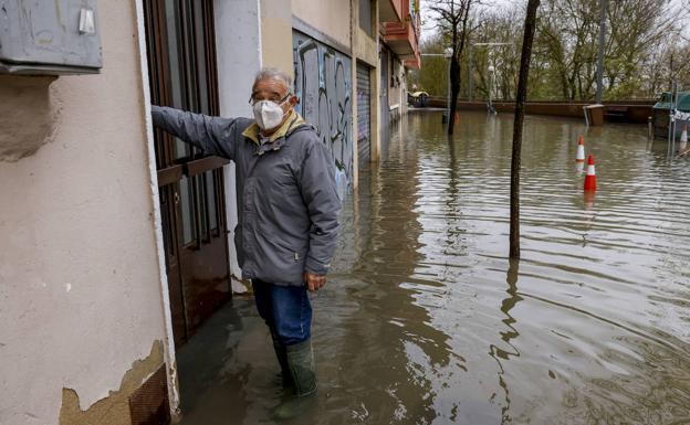 Unas lluvias históricas mantienen en vilo a Vitoria