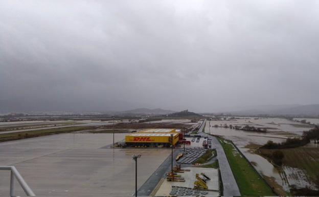 El aeropuerto de Foronda, cercado por el agua