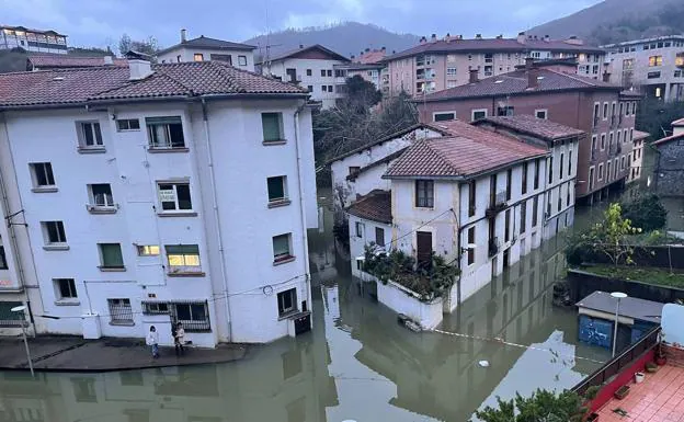 Gipuzkoa sufre la peor noche del temporal y persiste el riesgo de nuevas inundaciones