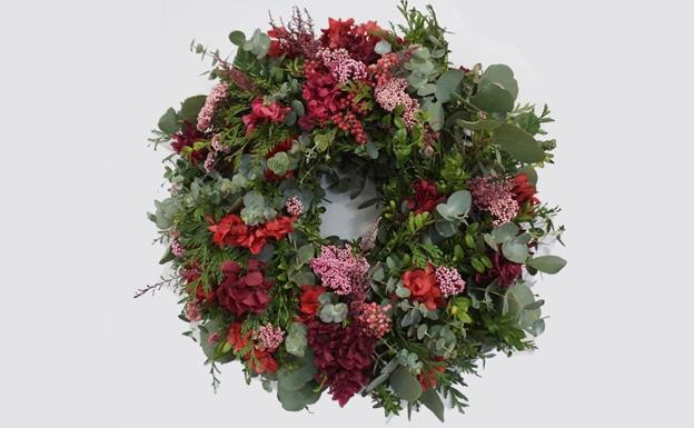 Las claves de una florista de Artaza para hacer una corona de Navidad paso a paso