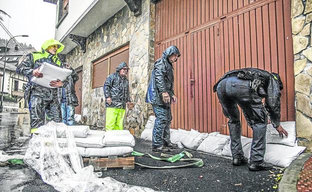 Los vecinos de Sodupe se resignan a las inundaciones: «Ya sabemos que nos va a tocar»