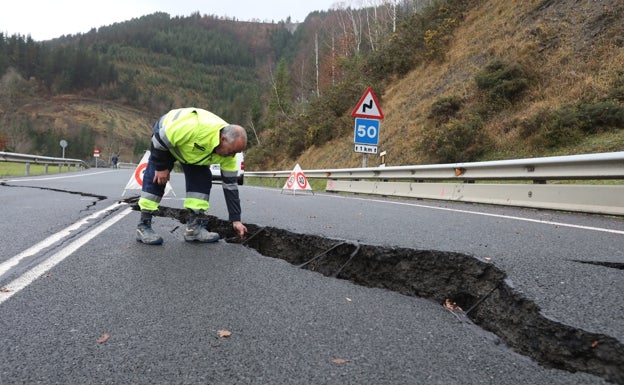 La carretera de la costa se cierra dos semanas por grietas en el asfalto en Trabakua