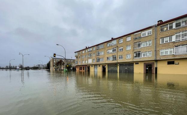 El nivel del agua sube en Álava, que espera una mejoría esta tarde